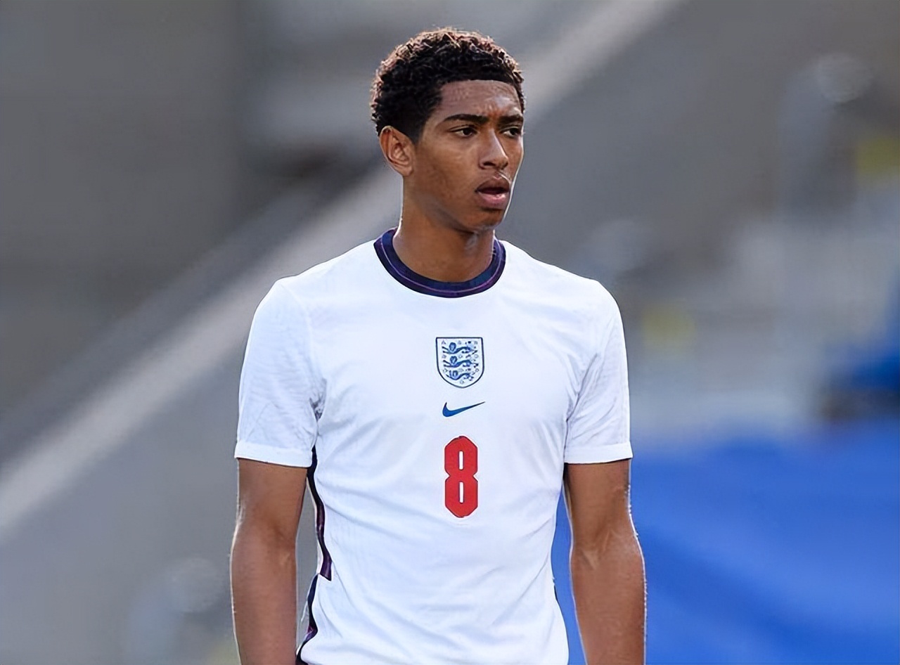 荣耀，亚马尔和弗里克领取马卡评选上季最佳球员和最佳主帅奖（《马卡报》评选出炉：亚马尔当选上赛季最佳球员，弗里克荣膺最佳主帅）