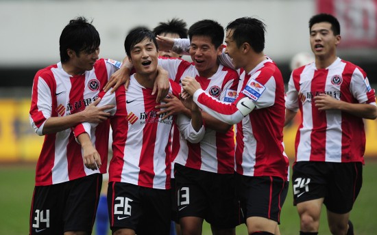 欧文突破防守连续得分（欧文强突防线连拿分）