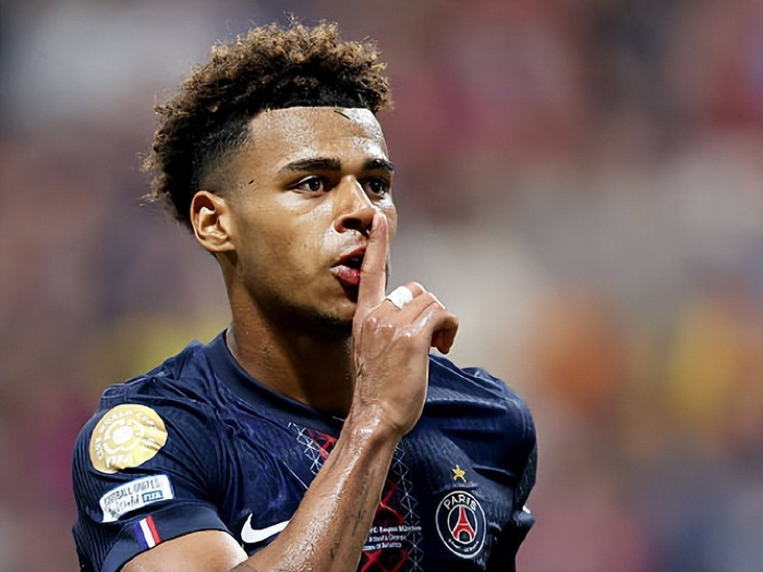 西足协前主席鲁比亚莱斯在发布会被扔鸡蛋，试图回击但被拦住（西班牙足协前主席鲁比亚莱斯发布会上遭扔鸡蛋，欲反击被阻止）