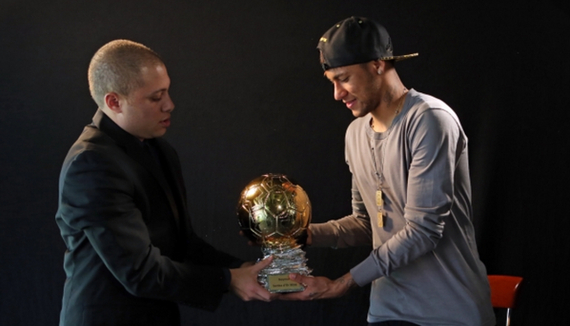 致敬球队传奇，多特官方商城为球迷免费印11号罗伊斯（多特官方商城免费为球迷印制罗伊斯11号，向球队传奇致敬）