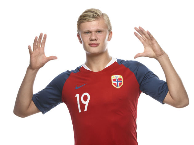 血性！韩国队球员挑衅拜合拉木，王博豪为队友出头撞倒挑事者（硬刚！韩国队员挑衅拜合拉木，王博豪挺身而出一撞放倒挑衅者）