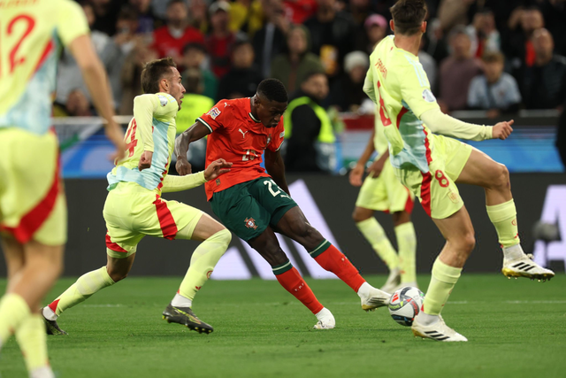 NBA战报：波尔津吉斯29分7板，老鹰115-98轻取鹈鹕（NBA快讯：波尔津吉斯29+7发威，老鹰115-98击退鹈鹕）