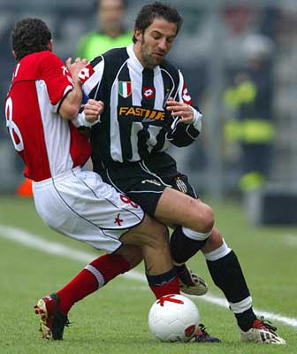 远在迈阿密心系罗马，托蒂和坎德拉用手机观看老东家焦点大战（托蒂与坎德拉身在迈阿密仍牵挂罗马，用手机观看老东家焦点之战）