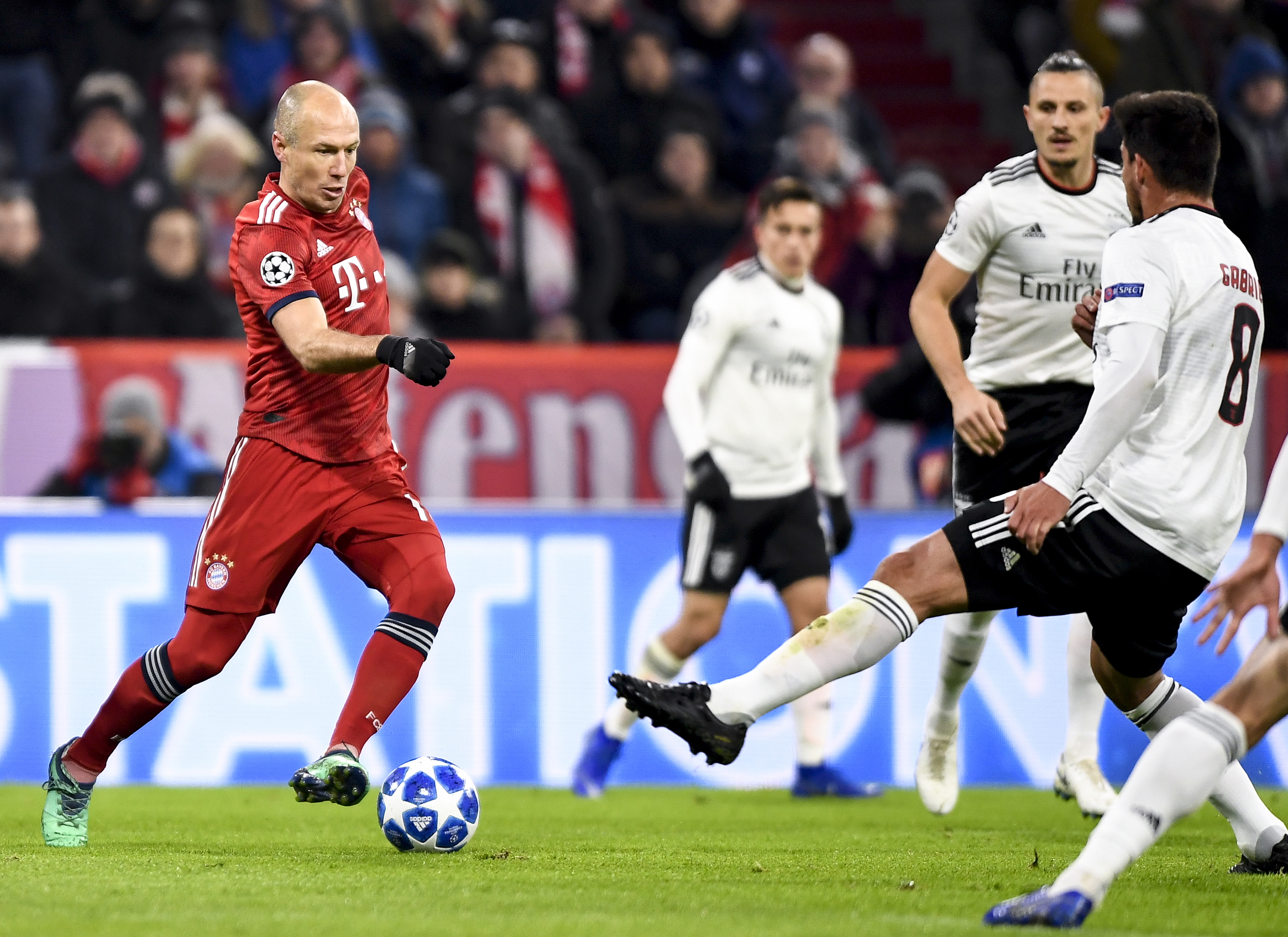 足球英超豪门逆风翻盘，球迷直呼太刺激（英超豪门上演逆转好戏，球迷惊呼过瘾）