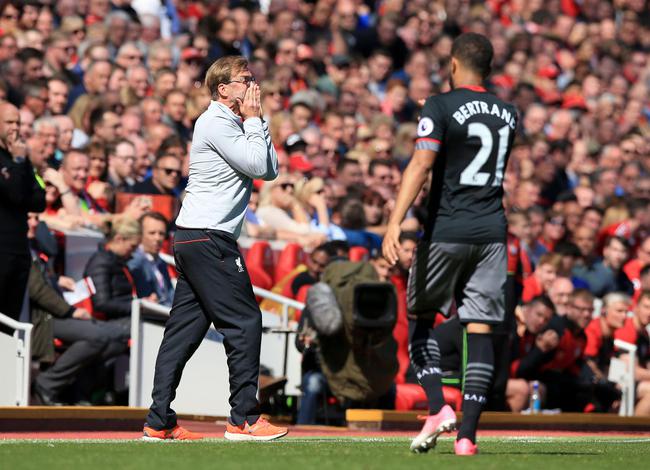 足球巴萨后防大将伤缺四周，主帅表情凝重（巴萨后防核心伤停四周，主帅神情严峻）