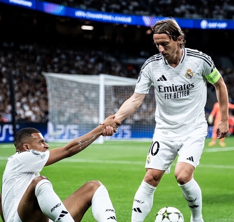 米兰名宿博列洛涛本赛季的米兰：目前球队成绩很好，但阿莱格里缺个我这样的中锋（博列洛谈今季米兰：成绩不错，阿莱格里阵中仍缺像我这样的中锋）