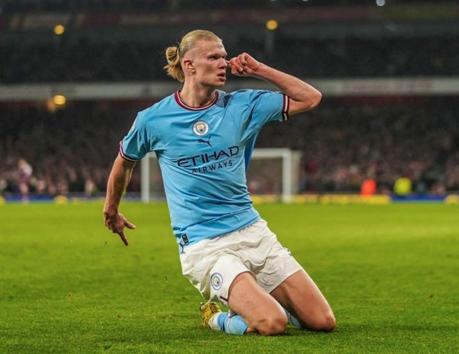 手感火热！字母哥半场10中8得到18分5篮板&次节12分（状态爆棚！字母哥半场10投8中轰下18分5板，次节独揽12分）