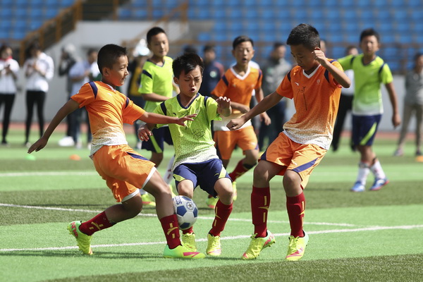 凯恩回应与巴萨传闻：我没和任何人接触，现在在拜仁很开心（凯恩澄清巴萨传闻：未与任何人接触，目前在拜仁很开心）