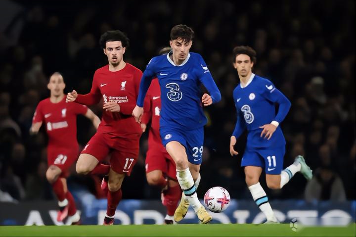 大哥你在干嘛？米兰德比补时阶段，巴斯托尼掏裆奇克（米兰德比补时阶段现争议：巴斯托尼对奇克疑似不当动作）