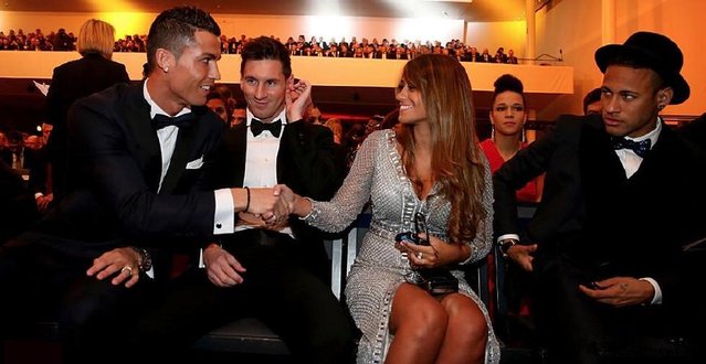 姆伯莫不想让曼联和喀麦隆起冲突，决定让二者商讨回国时间（为避免曼联与喀麦隆冲突，姆伯莫决定由双方协商回国时间）