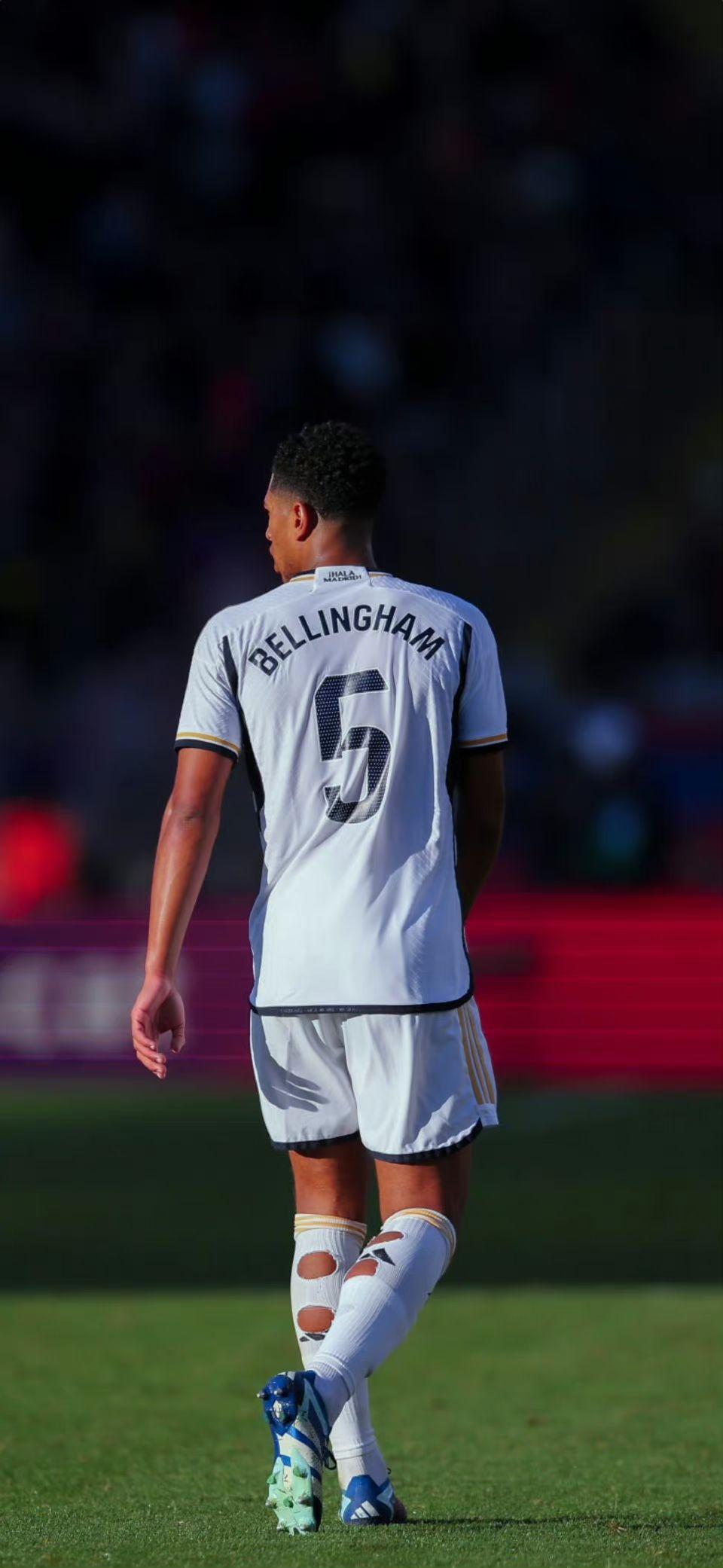 波兰媒体：巴萨、曼城和切尔西考察波兰17岁小将皮图谢夫斯基（波媒称巴萨、曼城、切尔西考察17岁波兰新星皮图谢夫斯基）